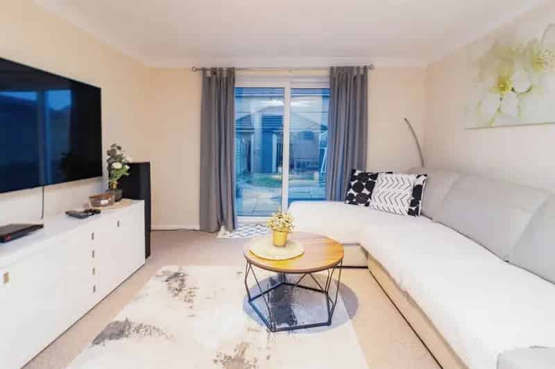 Two Bedroom Mid Terrace House Near Kingston