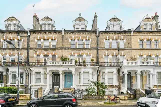 3-Bed Flat to Rent in West Kensington W14 Short Let