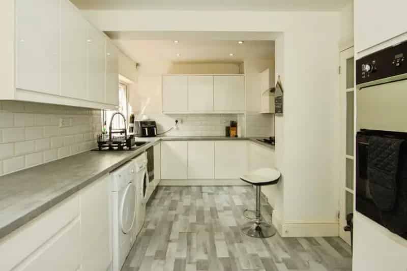 Five Bedroom Semi Detached Family Home Driveway Garage