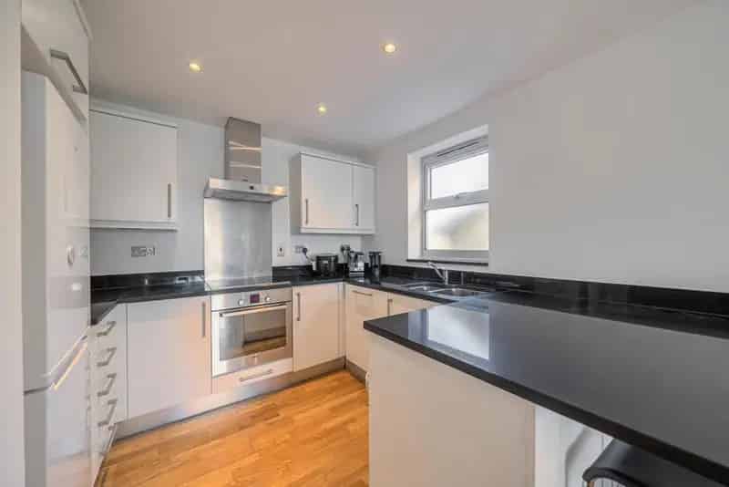 Two Double Bedroom Modern Apartment with Private Parking