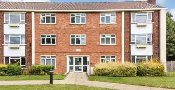 Spacious Two Bed Flat Near Transport Links and Green Spaces
