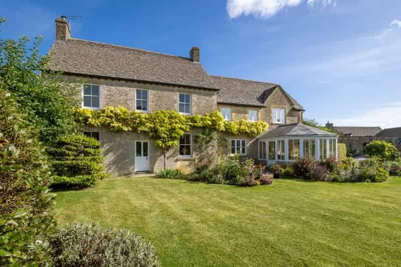 4 Bedroom Detached House for Sale in Cotswold Village