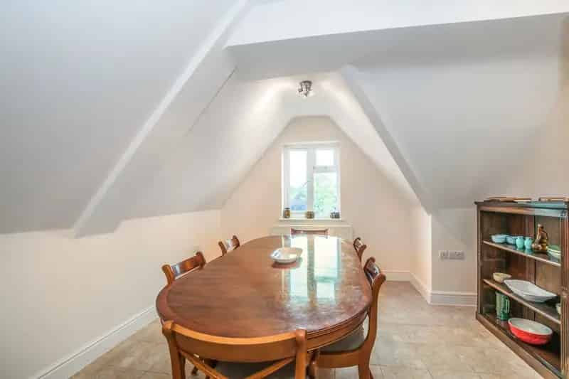 2 Double Bedroom Penthouse Apartment Near Maidenhead Town Centre