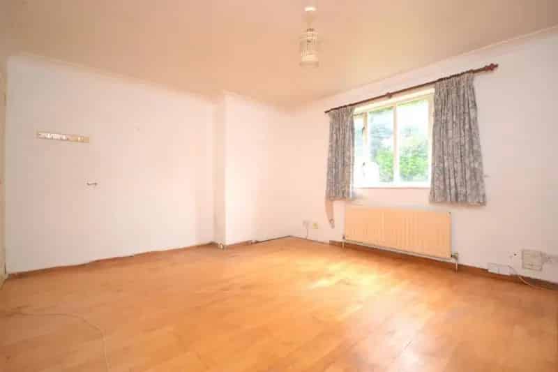 2 Bed Ground Floor Apartment For Sale Via Auction