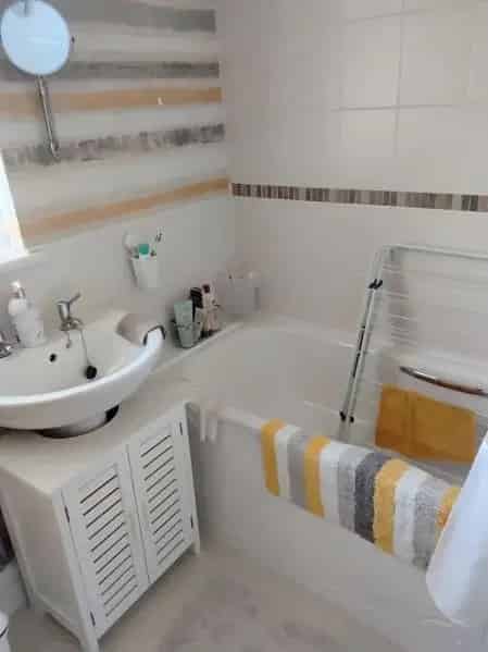Semi Bungalow One Bedroom Near Shops and Transport