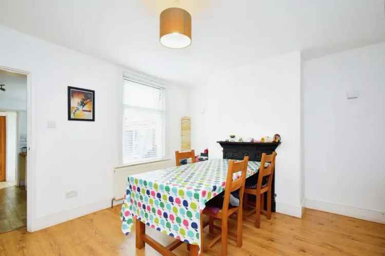 Three Bedroom End Terrace House Near Mainline Station