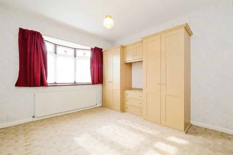 Spacious 2-Bed Detached Bungalow Rainham Chain Free