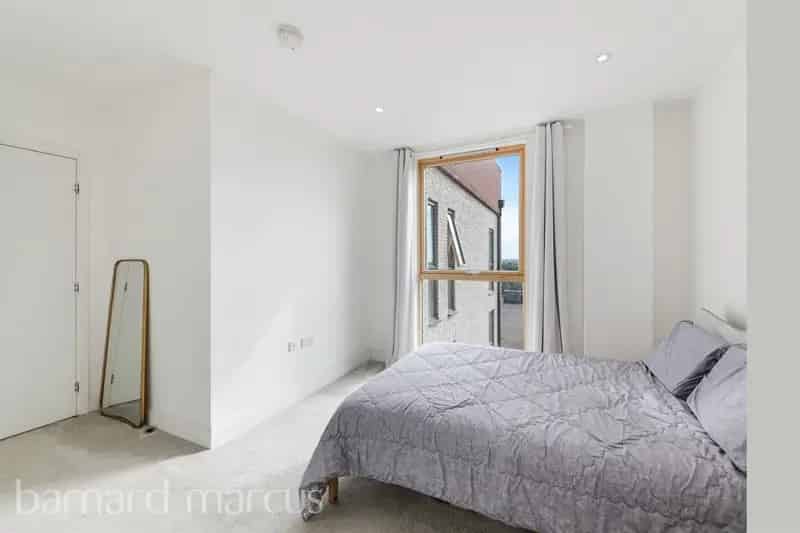 Two Double Bedroom Modern Apartment with London Views and Balcony