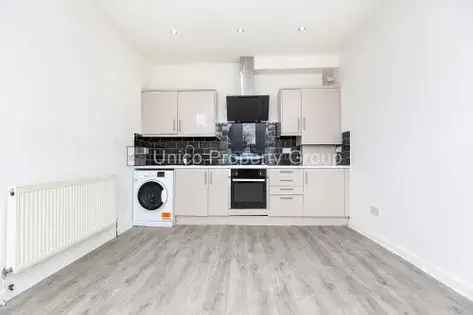 2 Bedroom House in Ilford - Modern Open Plan Kitchen