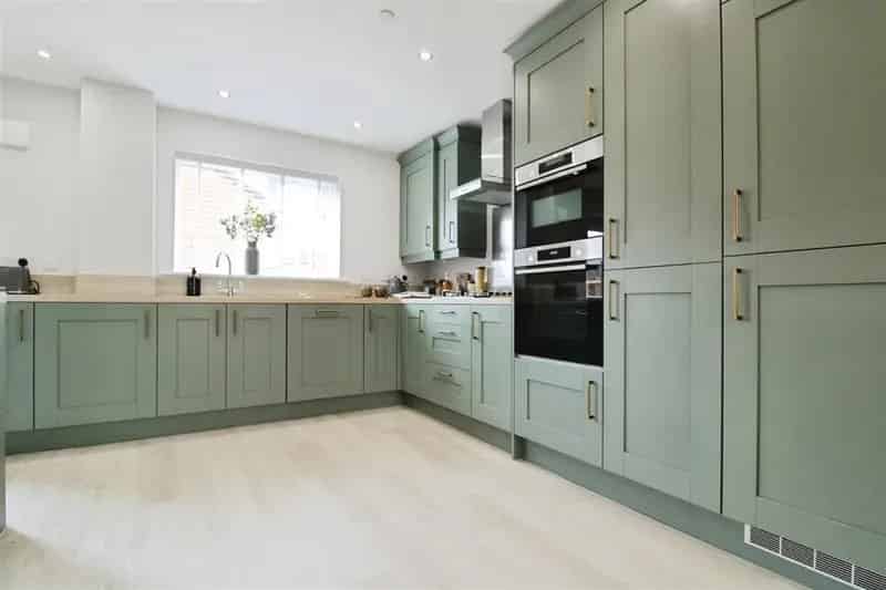 5 Bed Family Home with Garage and Upgraded Kitchen
