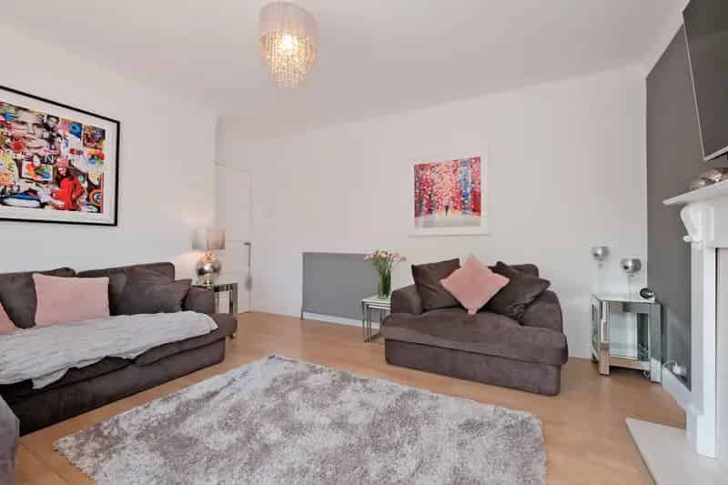 3 Bed Semi Detached House with Garage and Large Family Room