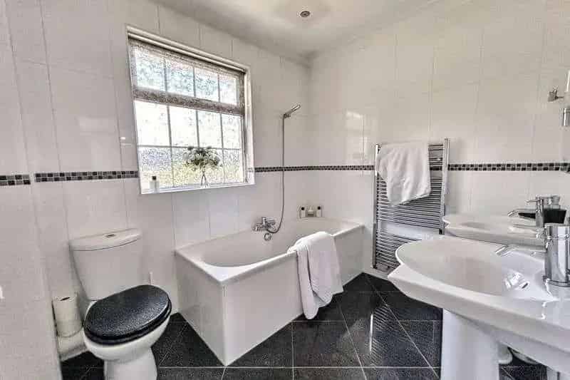 4 Bed Detached House with Heated Pool Near Wimborne