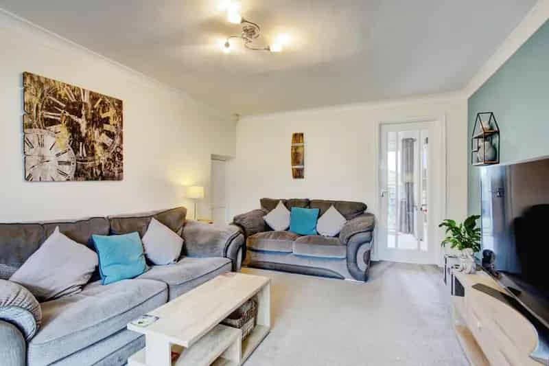 3 Bed House Detached Garage Family Home Ready to Move Into