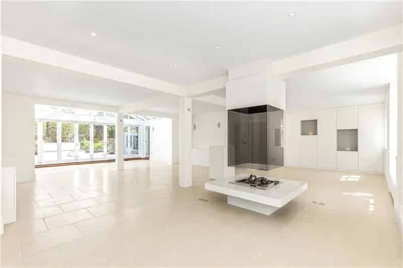 6 Bedroom House in Barnes Village
