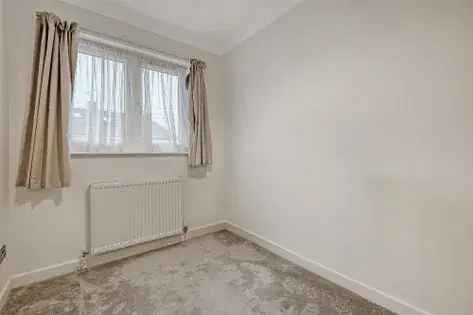 3 Bedroom House 72m² London Family Home