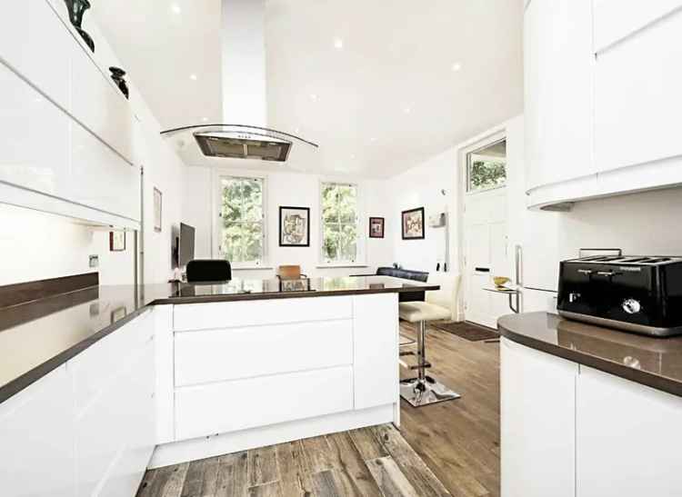 Three Double Bedroom Maisonette Near London Fields