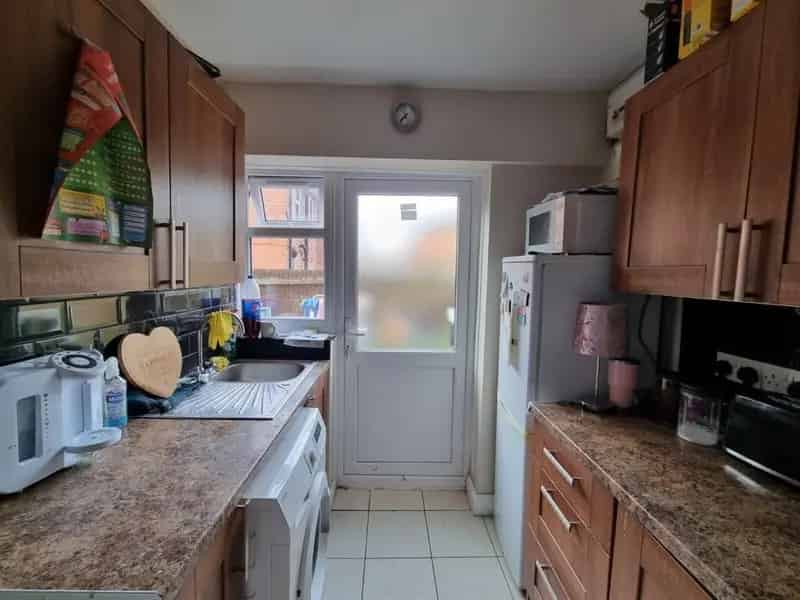 Two Double Bedroom Ground Floor Maisonette with Garden and Parking