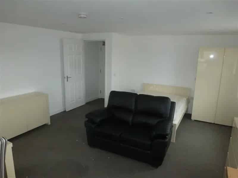 Modern Furnished Studio Flat with Appliances