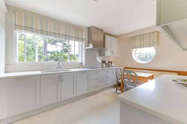 Art Deco Apartment with Panoramic Views and Private Balcony