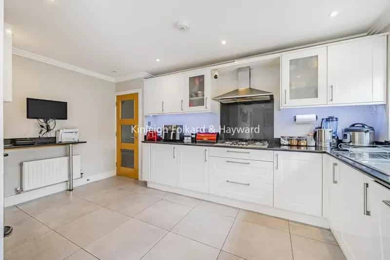 Five Bedroom Family Home near Royal Parade