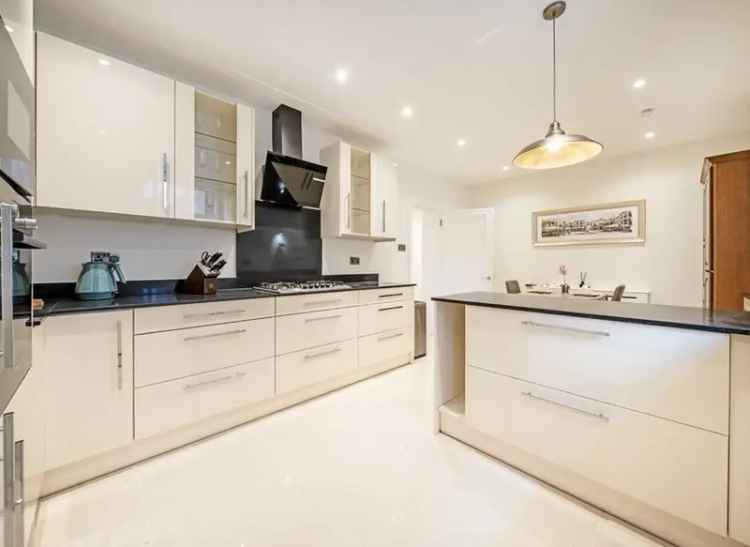 Three Double Bedroom Apartment near Kensington High Street