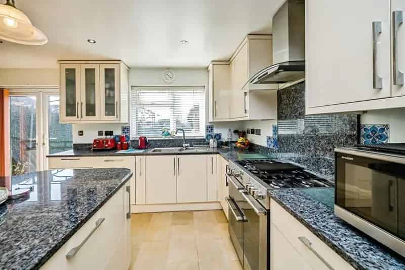 5 Bedroom Semi-Detached House with 3 Reception Rooms and 3 Bathrooms