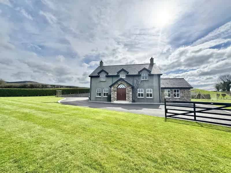 5 Bedroom Family Home with Countryside Views