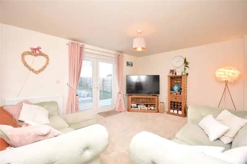 3 Bed Semi Detached House with EV Charging Close to Amenities