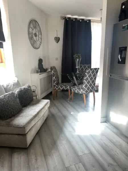 New Build Apartment with Balcony Overlooking Park Near Central London