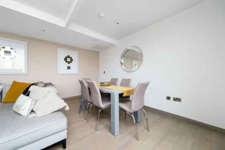 Luxury 3-Bed Duplex Apartment in Soho London with Roof Terrace and 5-Star Amenities