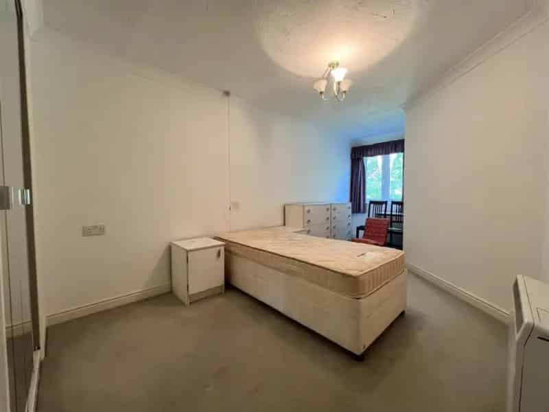 1 bedroom Flat
 To Let 
Total Size: 528 SQ FT