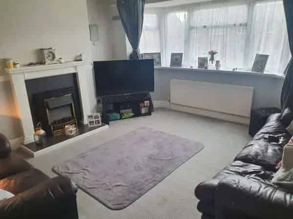 Large 2-Bed Flat Aldridge Quiet Area Family Home