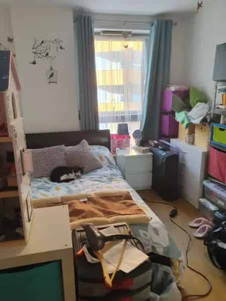 Large 2 Bed Flat Near Canary Wharf City Excellent Transport