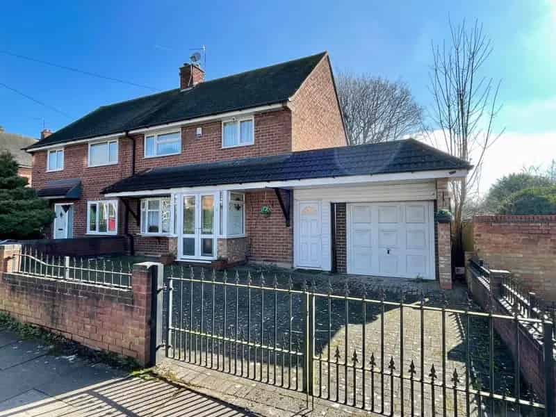 3 Bedroom Semi-Detached House to Rent No Upward Chain Large Garden