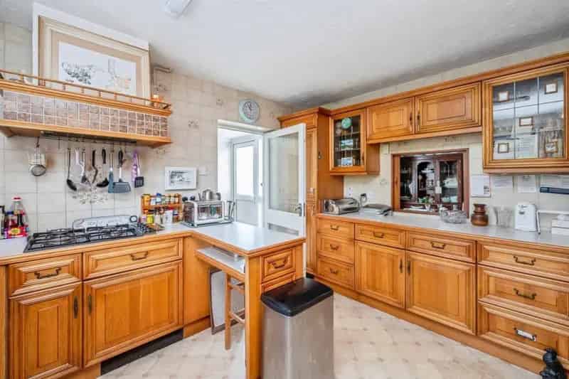 Spacious Detached House with Three Double Bedrooms and Two Garages