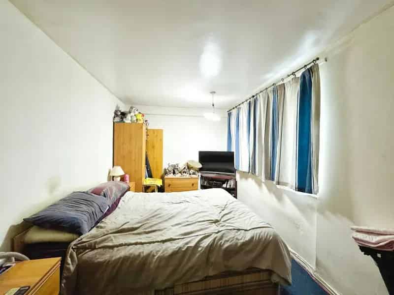 3 Bed Leasehold Flat Near Schools and Transport
