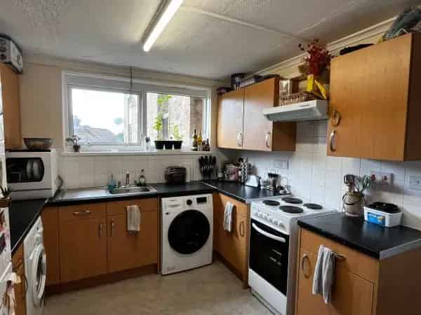Spacious 2-Bed Flat Near Taunton A303 Links