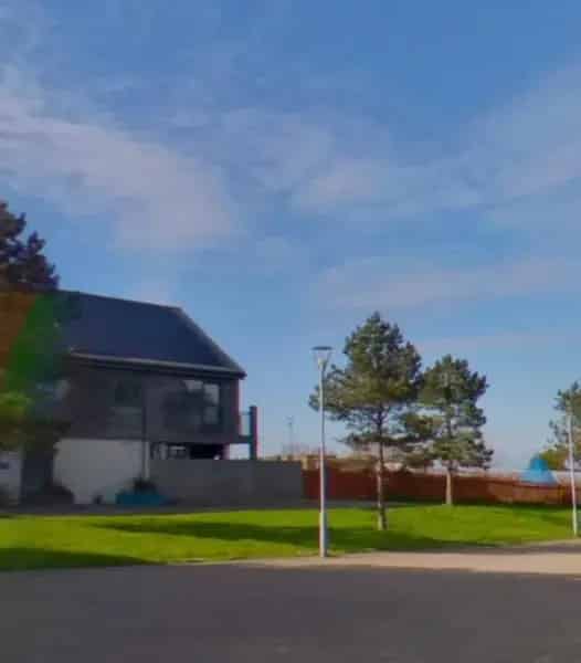 2 Bedroom Apartment near Park Pool with Parking