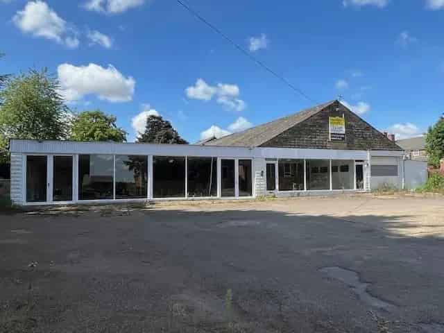 Showroom and Garage Premises with Large Forecourt and Rear Parking
