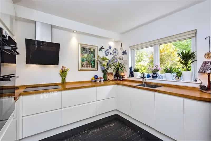 3 Bed Detached House with 3 Reception Rooms and Sea Views