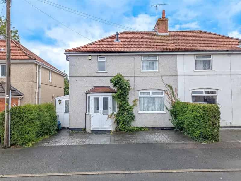 3 Bedroom Semi Detached House Kingswood