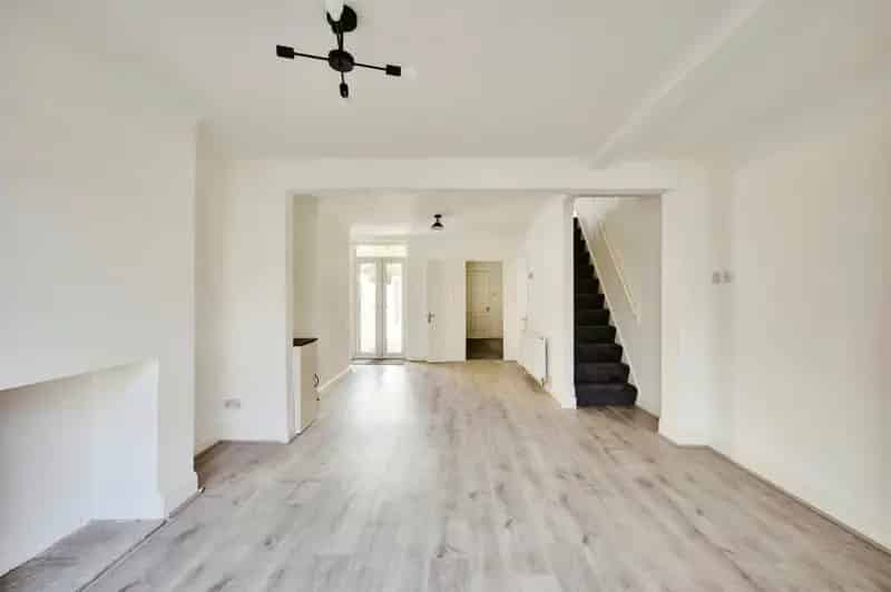 Three Bedroom Mid Terrace House Refurbished Family Home Chain Free
