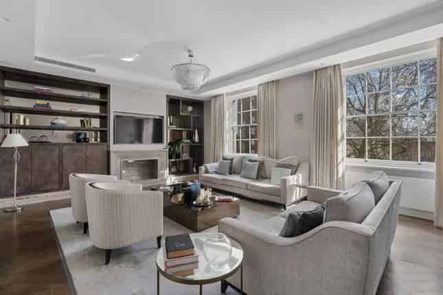 Hyde Park Square Flat for Sale: Modern 3-Bedroom Apartment