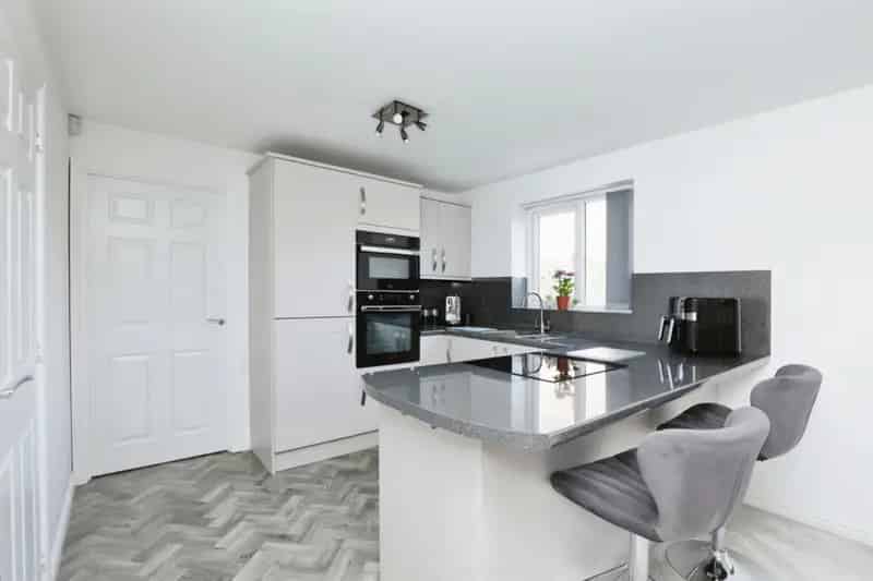 Four Bedroom Detached House with Hot Tub and Garage