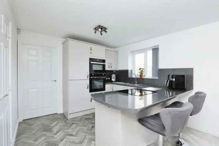 Four Bedroom Detached House with Hot Tub and Garage
