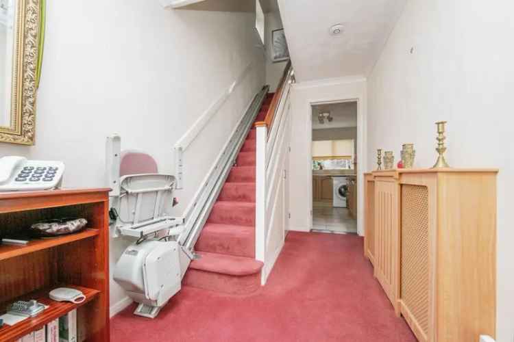 3 Bed House with Conservatory and Large Garden