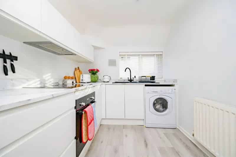 2-Bed Maisonette Leverstock Green Village Modern Kitchen Garden Garage Parking