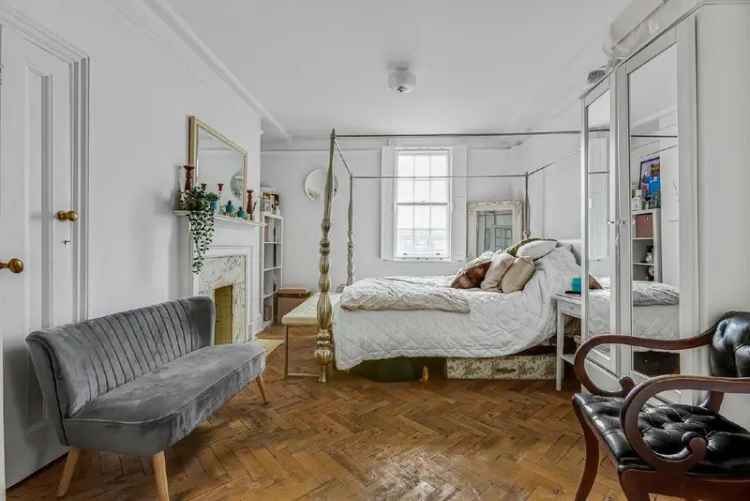 Flat For Sale in London, England