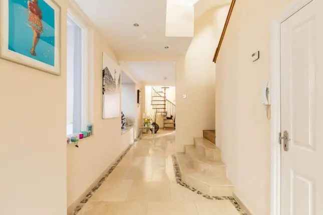 Semi-Detached House for Sale in London SW16