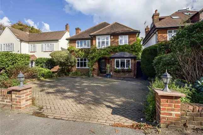 4 Bedroom Family Home Near Malden Golf Club